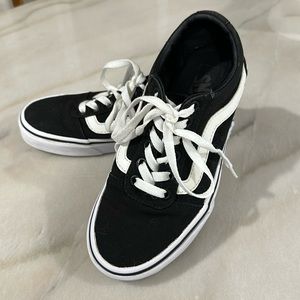 Women’s Size 6 Van Sneaker . Ward style